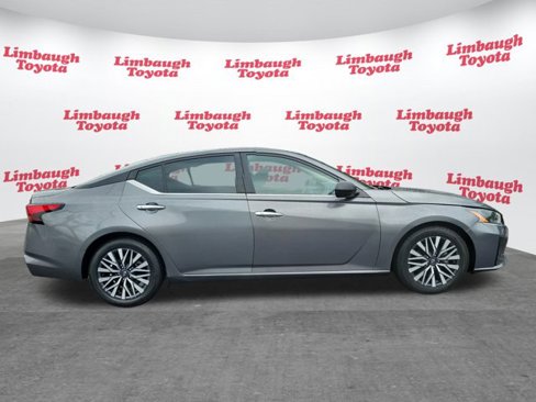 Used 2024 Nissan Altima 2.5 SV image 2