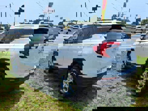 Used 2022 GMC Terrain SLE image 4