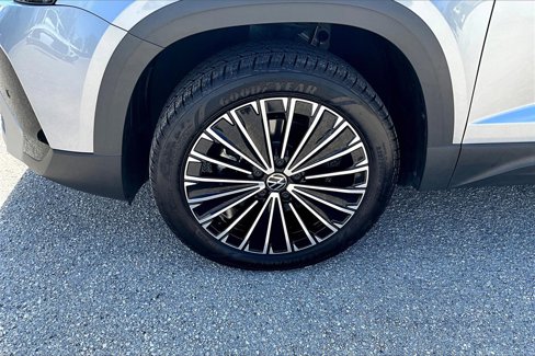 Certified 2025 Volkswagen Taos SE image 13