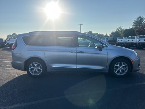 Certified 2017 Chrysler Pacifica Touring-L w/ Tire & Wheel Group image 10