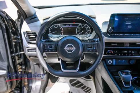 Used 2023 Nissan Rogue SV image 3