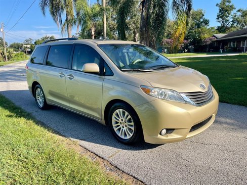 Used 2014 Toyota Sienna XLE image 2