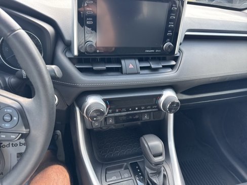 Used 2021 Toyota RAV4 XLE image 17