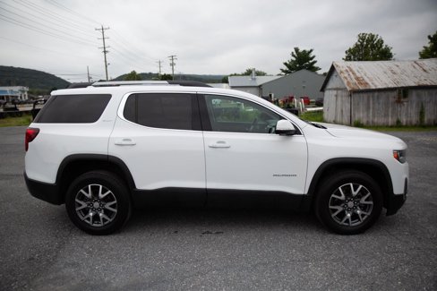 Used 2023 GMC Acadia SLT image 2