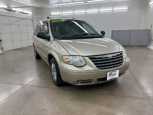 Used 2005 Chrysler Town & Country Limited image 3
