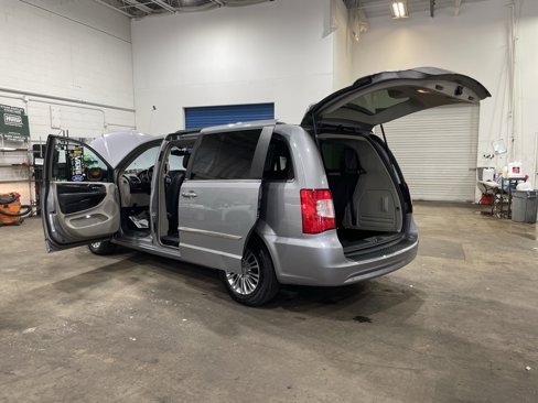 Used 2013 Chrysler Town & Country Touring-L w/ Driver Convenience Group image 39