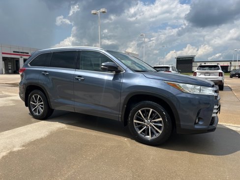 Used 2018 Toyota Highlander XLE image 2