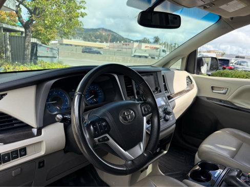 Used 2016 Toyota Sienna XLE image 5
