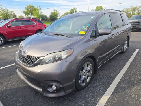 Used 2012 Toyota Sienna SE image 2