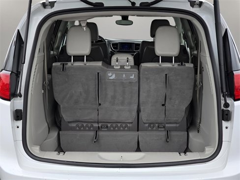 Used 2018 Chrysler Pacifica Touring-L image 11