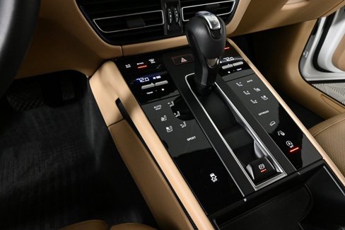 Certified 2025 Porsche Macan image 19
