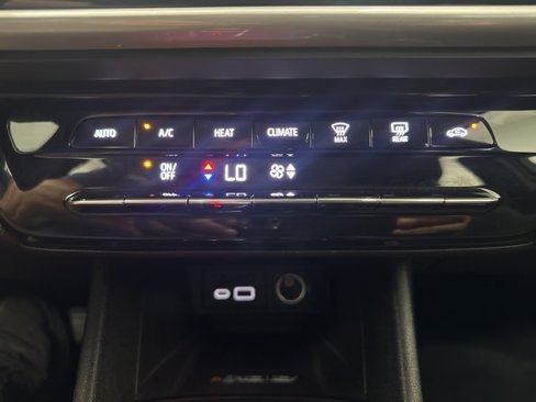 Used 2022 Chevrolet Bolt EUV LT w/ Driver Confidence Package image 18