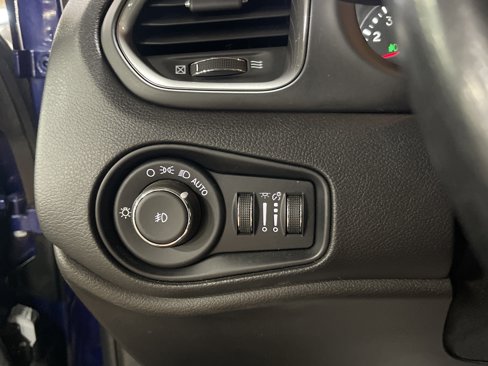 Used 2021 Jeep Renegade Limited image 18