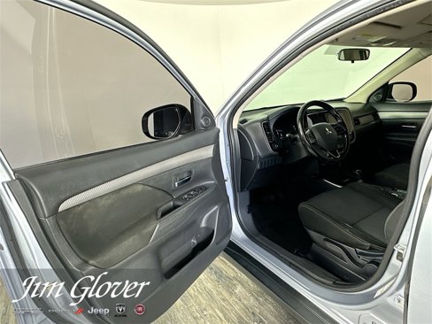 Used 2017 Mitsubishi Outlander SE image 19