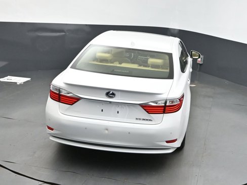Used 2015 Lexus ES 300h image 32