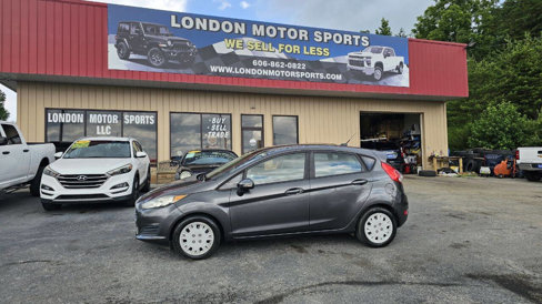 Used 2015 Ford Fiesta SE image 2