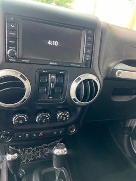 Used 2016 Jeep Wrangler Unlimited Sahara w/ Connectivity Group image 8