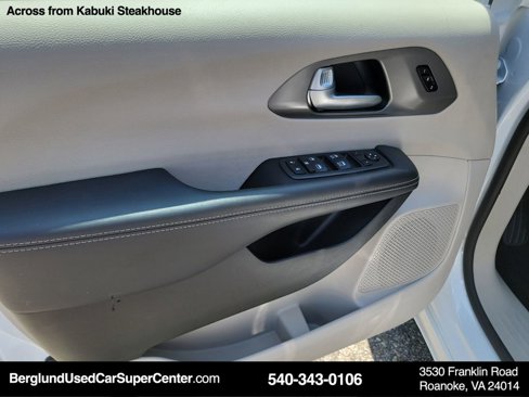 Used 2024 Chrysler Pacifica Touring-L image 23