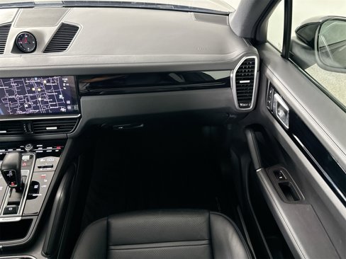 Certified 2023 Porsche Cayenne Platinum Edition image 31