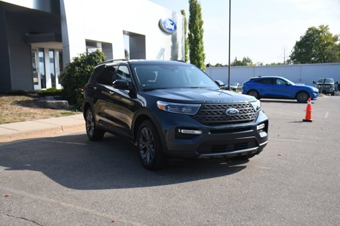 Used 2022 Ford Explorer XLT w/ Equipment Group 202A image 9