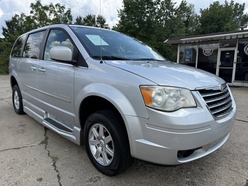 Used 2010 Chrysler Town & Country Touring image 3