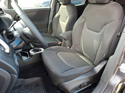 Used 2016 Jeep Renegade Latitude w/ Popular Equipment Group image 13