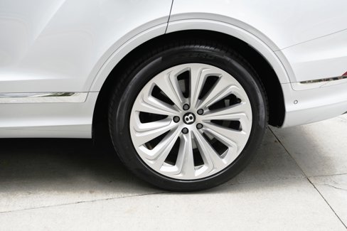 Used 2024 Bentley Bentayga image 22