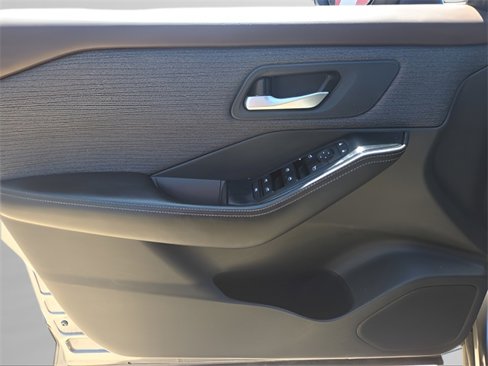 Used 2022 Nissan Rogue SV image 11