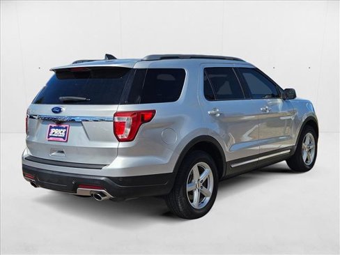 Used 2018 Ford Explorer XLT image 5
