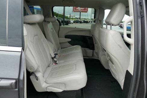 Used 2021 Chrysler Pacifica Touring-L image 16