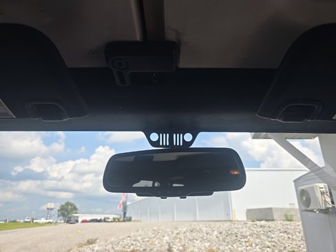 Used 2015 Jeep Wrangler Unlimited Sahara w/ Dual Top Group image 27