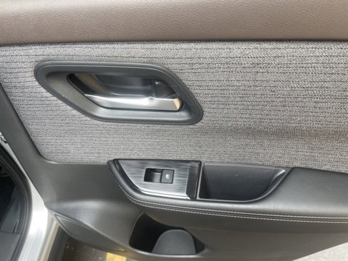 Used 2022 Nissan Rogue SV image 47
