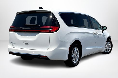 Used 2023 Chrysler Pacifica Touring-L image 5