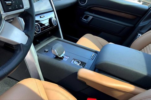 Used 2025 Land Rover Discovery Dynamic SE image 14