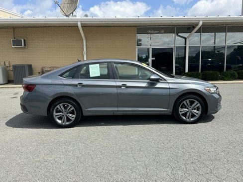 Used 2024 Volkswagen Jetta SE image 9