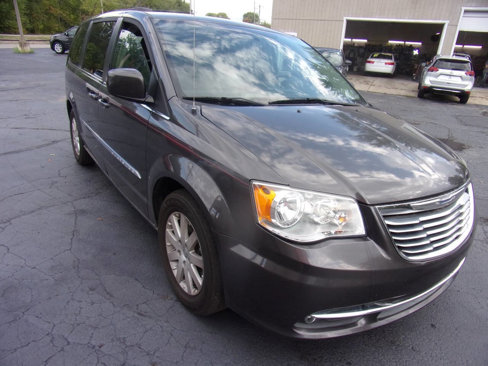 Used 2016 Chrysler Town & Country Touring image 4