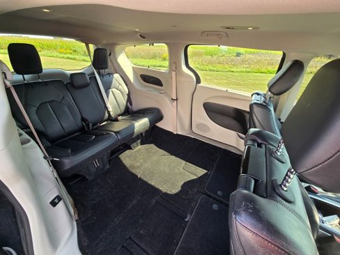 Used 2018 Chrysler Pacifica Touring-L Plus w/ Tire & Wheel Group image 6