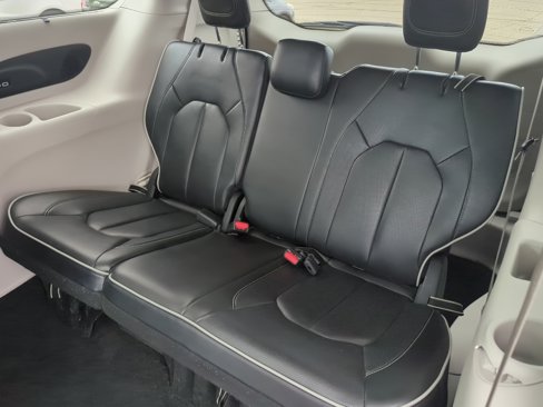 Used 2023 Chrysler Pacifica Limited image 13