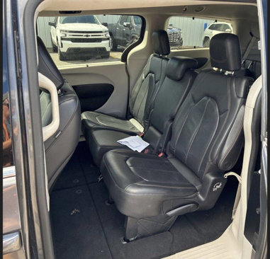 Used 2019 Chrysler Pacifica Touring-L image 15