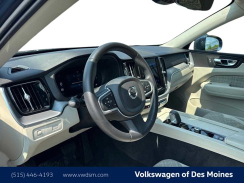 Used 2022 Volvo XC60 B5 Momentum image 2