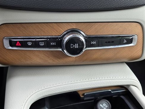 Certified 2021 Volvo XC90 T6 Momentum image 21