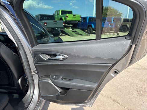 Used 2018 Alfa Romeo Giulia image 21