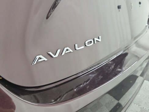 Used 2018 Toyota Avalon XLE image 9