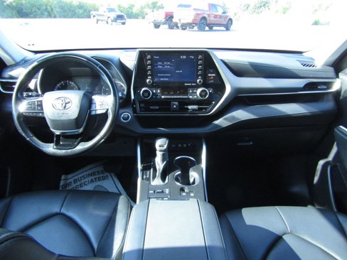 Used 2021 Toyota Highlander XLE image 16