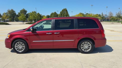 Used 2016 Chrysler Town & Country Touring-L image 5