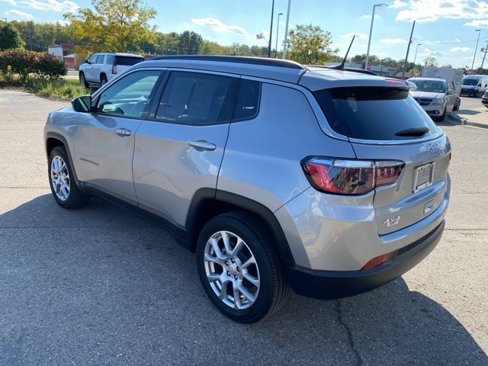 Used 2023 Jeep Compass Latitude image 8