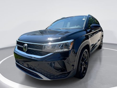Certified 2022 Volkswagen Taos SE w/ IQ.Drive SE Package image 1