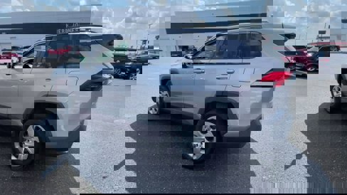 Used 2021 Toyota RAV4 LE image 7