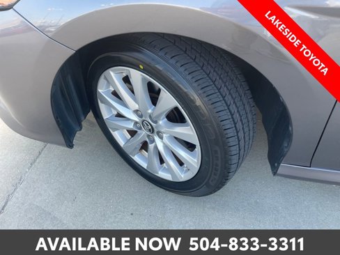 Certified 2019 Toyota Camry LE image 21