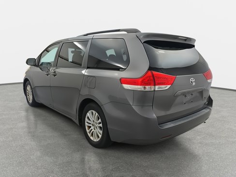 Used 2014 Toyota Sienna XLE image 7